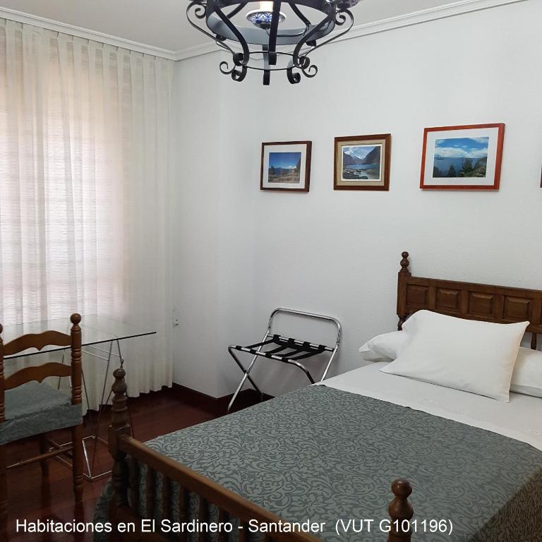 Postel nebo postele na pokoji v ubytování Habitaciones en El Sardinero-Santander