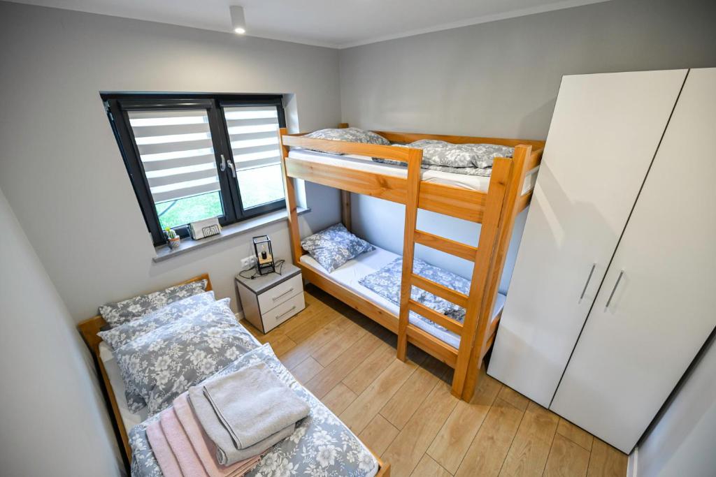 Postel nebo postele na pokoji v ubytování Domki Pod Skarpą Zator