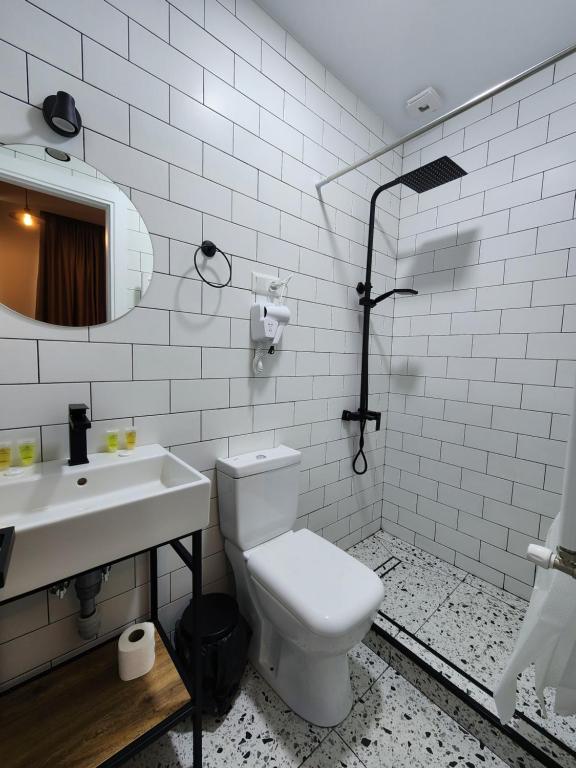Koupelna v ubytování DRO Hotel