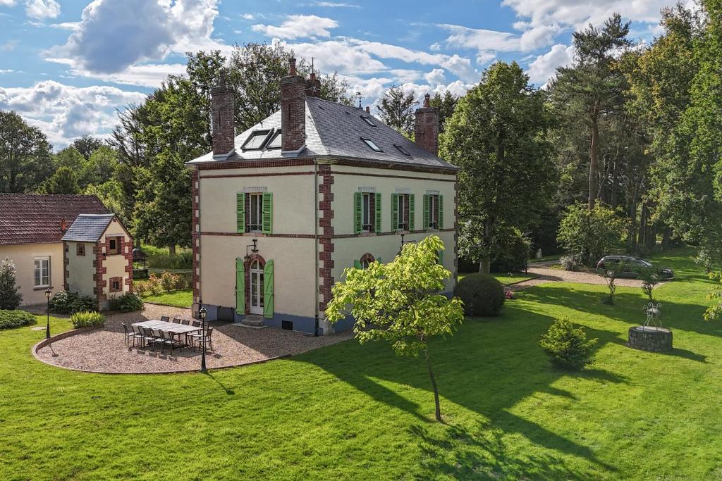 une vieille maison au milieu d'une cour dans l'établissement Maison de Maître - calme-campagne-nature- CAUTION OBLIGATOIRE SWIKLY, à Cernoy-en-Berry
