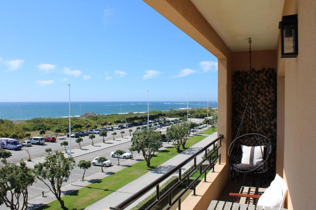 un balcone con vista su un parcheggio di Mostarda Boutique Apartment a Vila do Conde