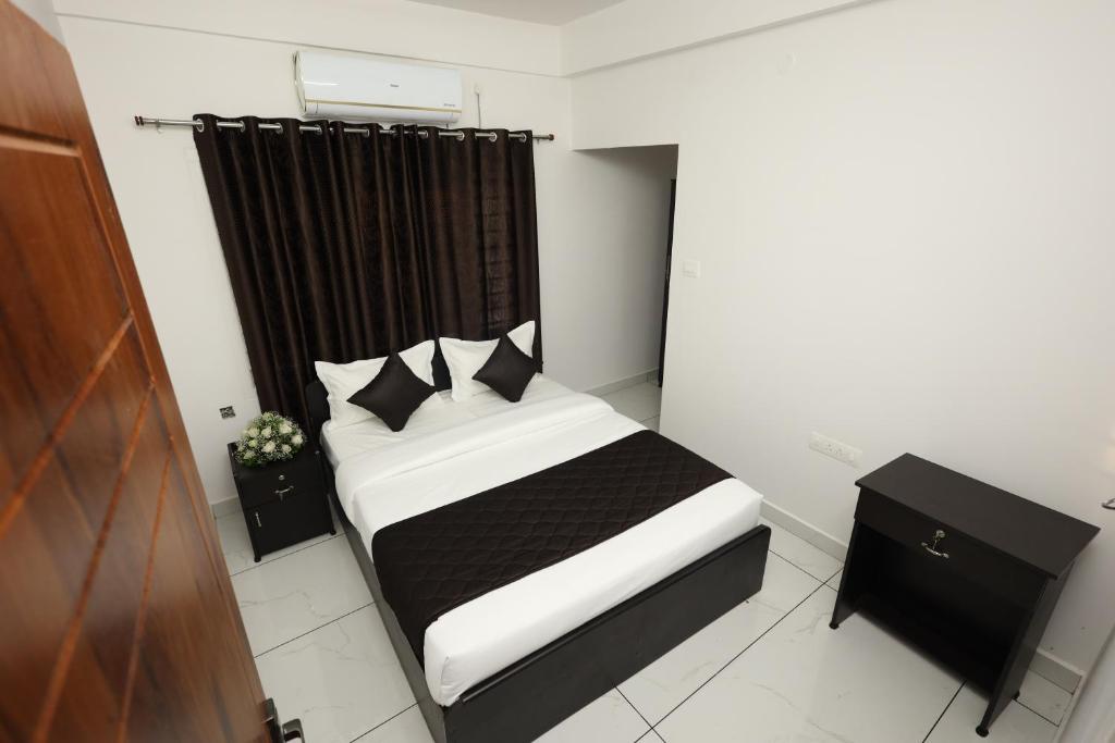 Postel nebo postele na pokoji v ubytování Guest West Inn Cochin