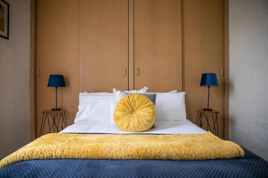 Ένα ή περισσότερα κρεβάτια σε δωμάτιο στο Mid-century Gem - Geelong CBD