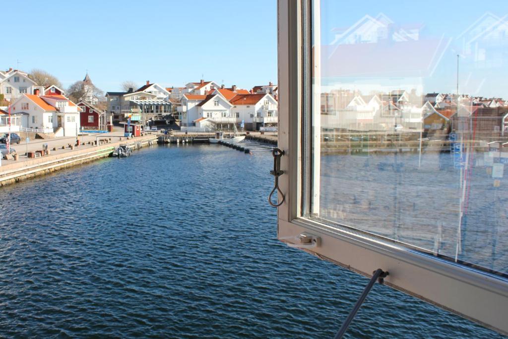 Výhled na řeku, která protéká v blízkosti hotelu