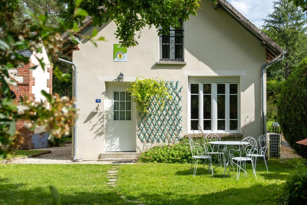 une maison avec une table et des chaises dans la cour dans l'établissement La Petite Escapade calme CAUTION OBLIGATOIRE via swikly, à Cernoy-en-Berry