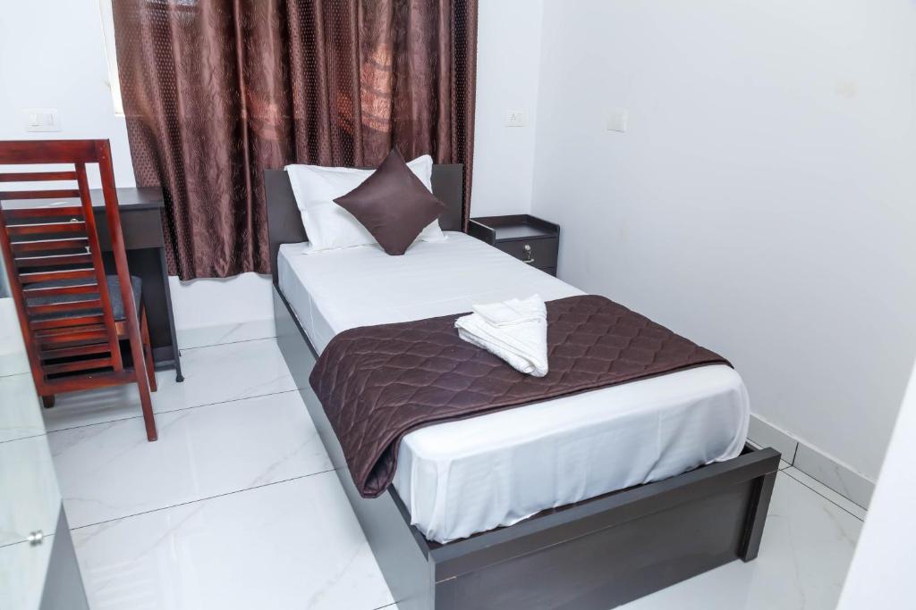 Postel nebo postele na pokoji v ubytování Guest West Inn Cochin