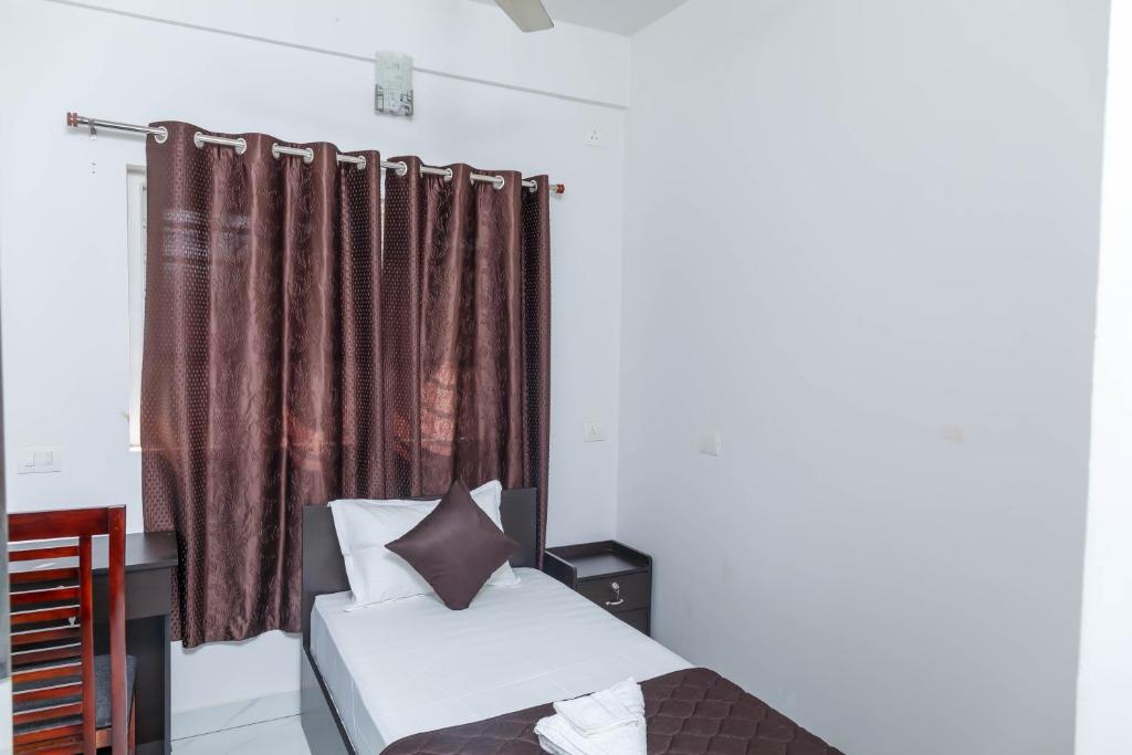 Postel nebo postele na pokoji v ubytování Guest West Inn Cochin