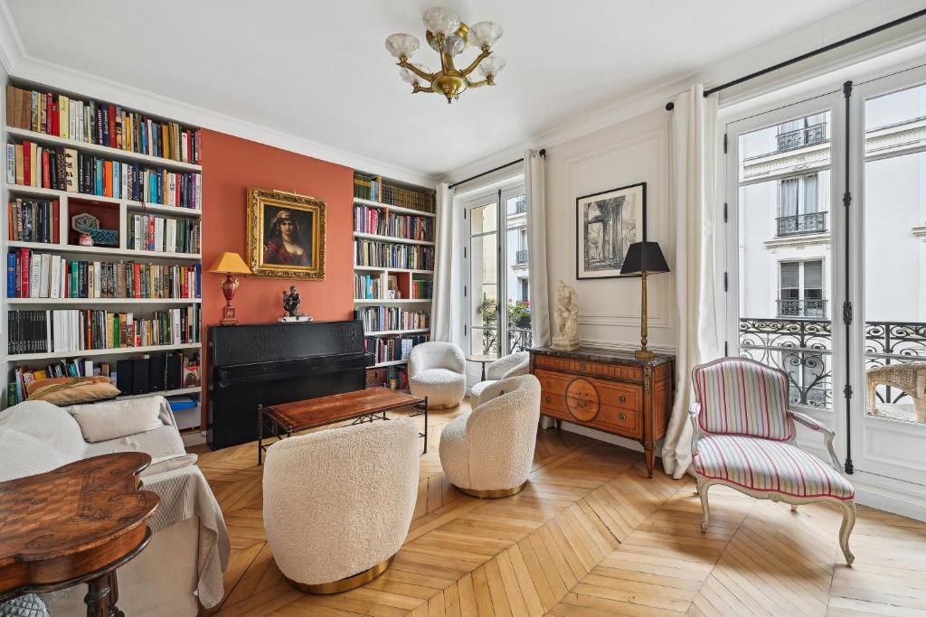 un salon rempli de nombreux livres dans l'établissement Veeve - Transcendent on the Trocadéro, à Paris