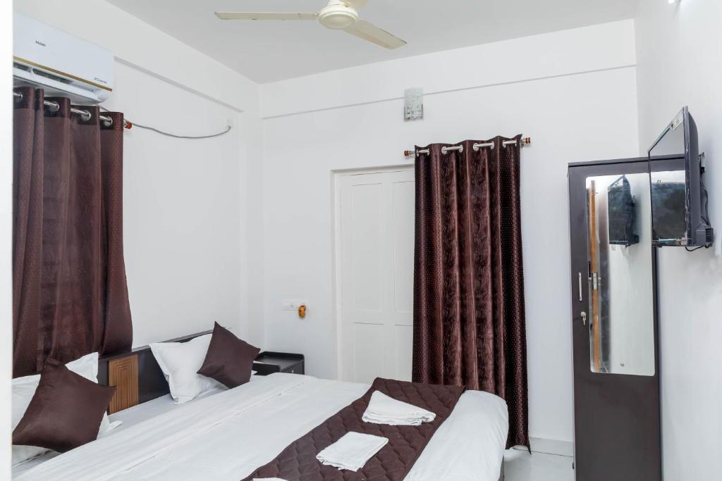 Postel nebo postele na pokoji v ubytování Guest West Inn Cochin