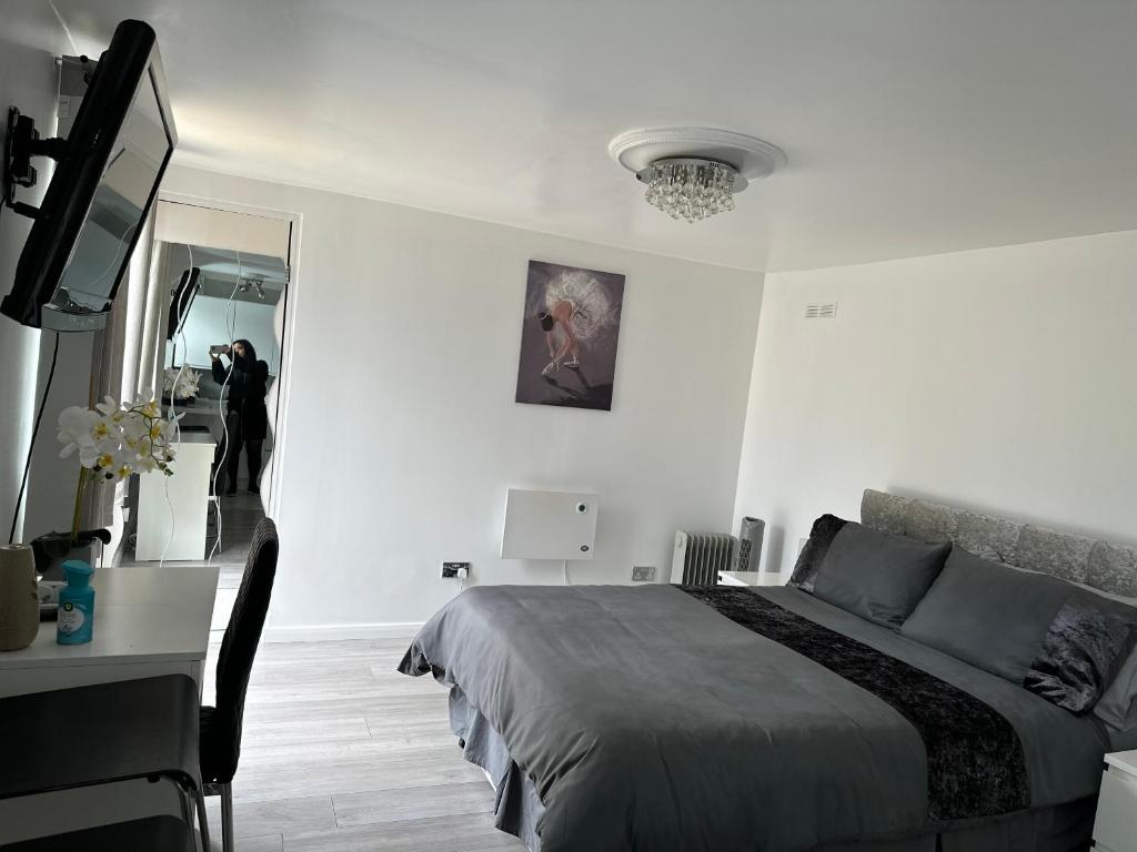 Outhouse fully equipped studio - Double Room With Private Bathroom