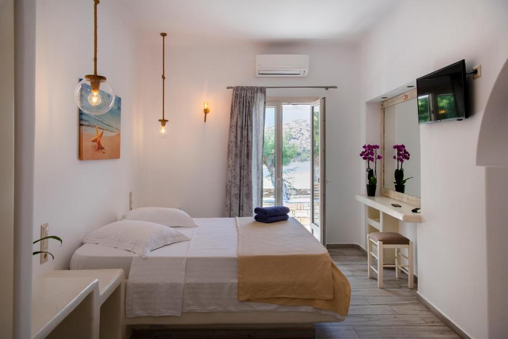 Postel nebo postele na pokoji v ubytování Akti Naoussa Paros