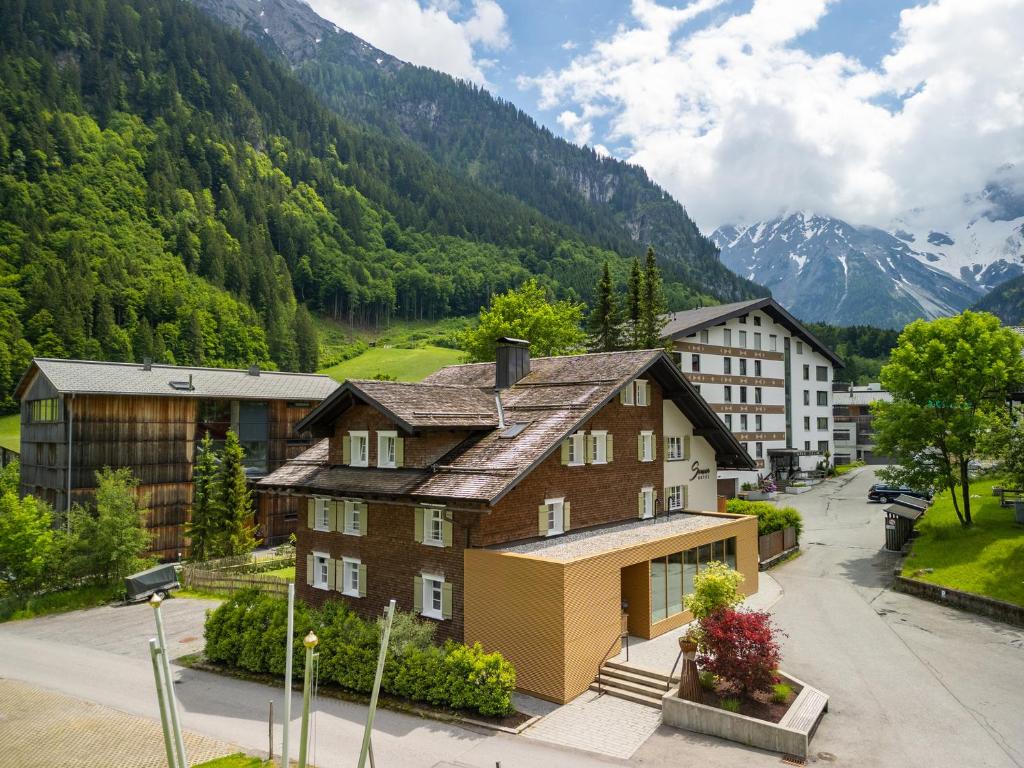 Nespecifikovaný výhled na hory nebo výhled na hory při pohledu z hotelu