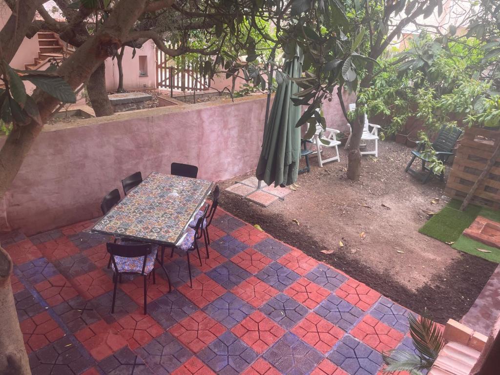 A garden outside La casa di Dedda I.U.N. Q4233