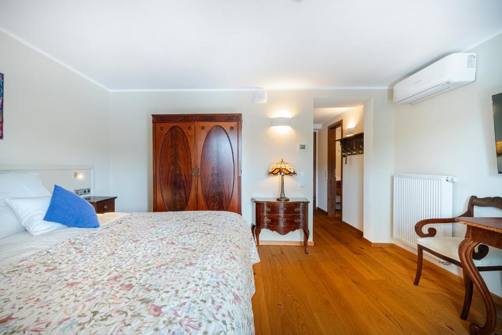 Postel nebo postele na pokoji v ubytování Hotel Maroggo Schenke Fränkisches Wirtshaus am Main