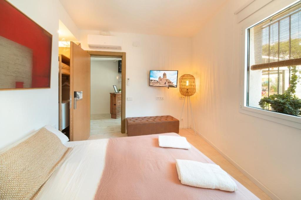 A bed or beds in a room at Sitges Beach Hostal