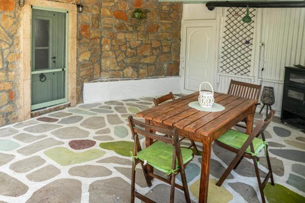 Patio nebo venkovní prostory v ubytování MANOS Small House Kouremenos