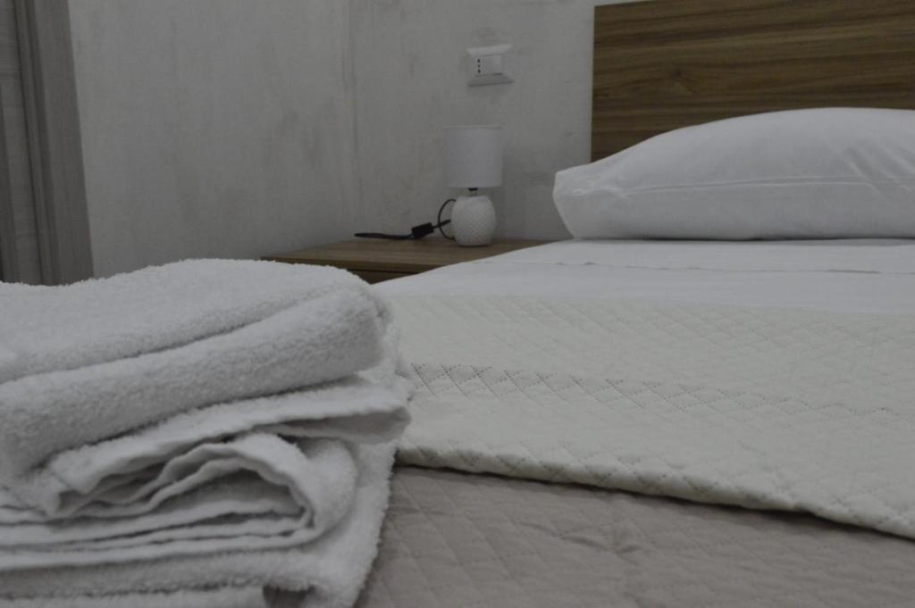 Letto o letti in una camera di Adriano's Rooms