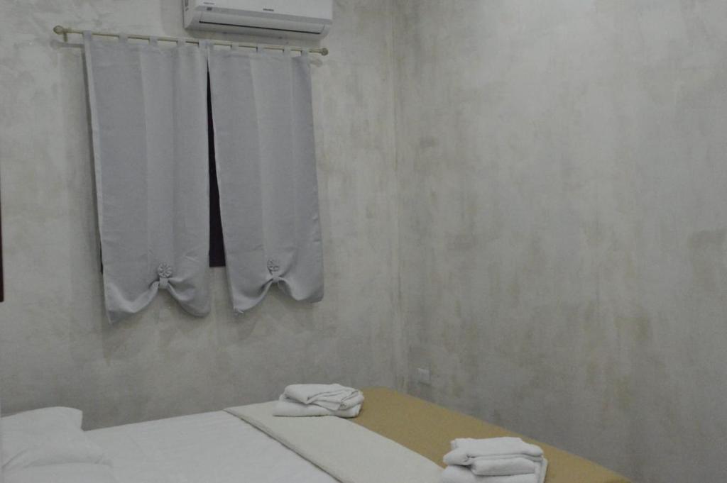 Letto o letti in una camera di Adriano's Rooms