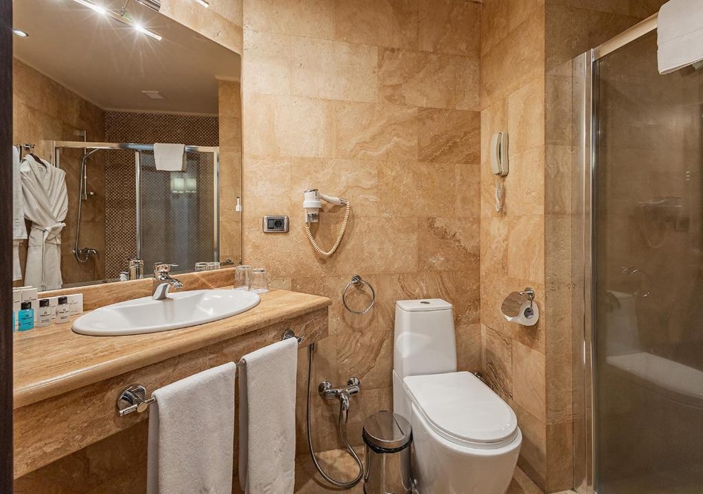 Koupelna v ubytování National by Stellar Hotels, Yerevan