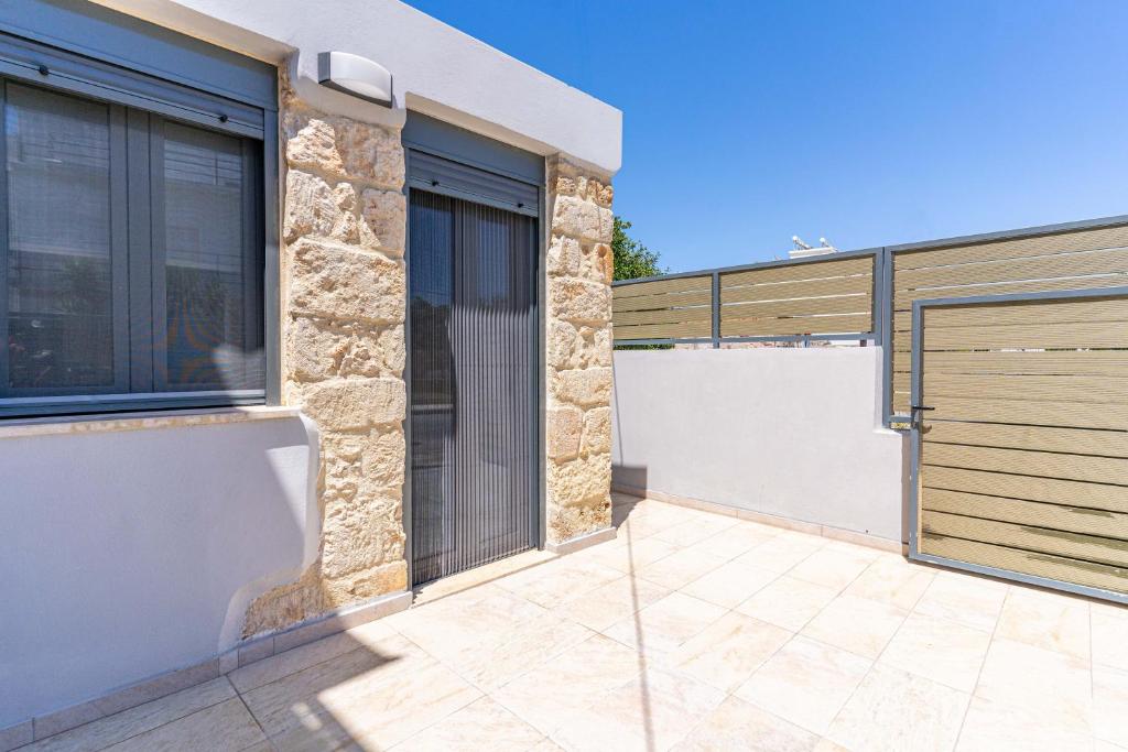 een huis met een poort en een garage bij Myra city House in Chania