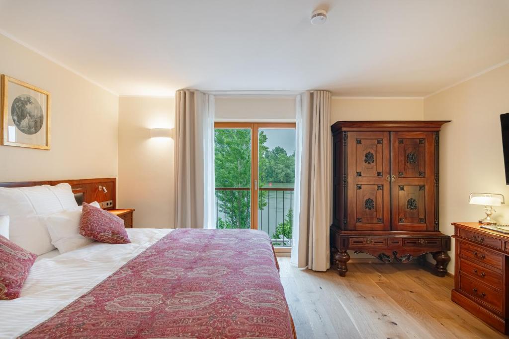 Postel nebo postele na pokoji v ubytování Hotel Maroggo Schenke Fränkisches Wirtshaus am Main