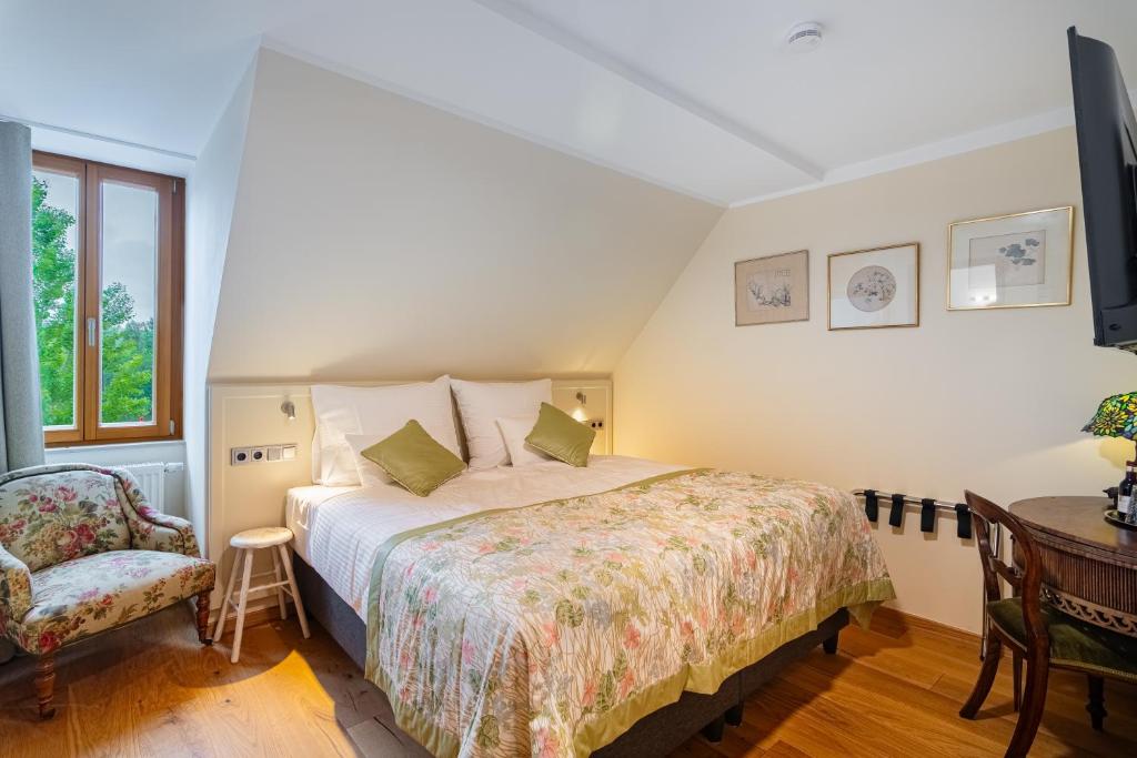 Postel nebo postele na pokoji v ubytování Hotel Maroggo Schenke Fränkisches Wirtshaus am Main