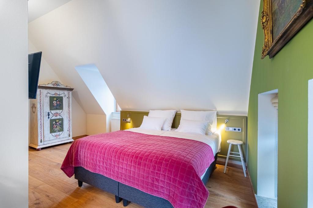 Postel nebo postele na pokoji v ubytování Hotel Maroggo Schenke Fränkisches Wirtshaus am Main