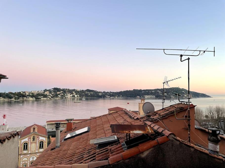 - une vue sur une rivière depuis le toit d'un bâtiment dans l'établissement Blue House, à Villefranche-sur-Mer