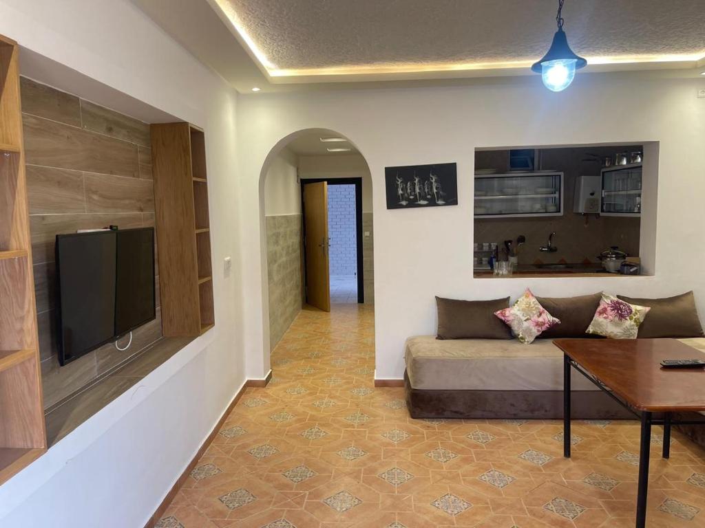 TV a/nebo společenská místnost v ubytování Appartement pied dans l'eau