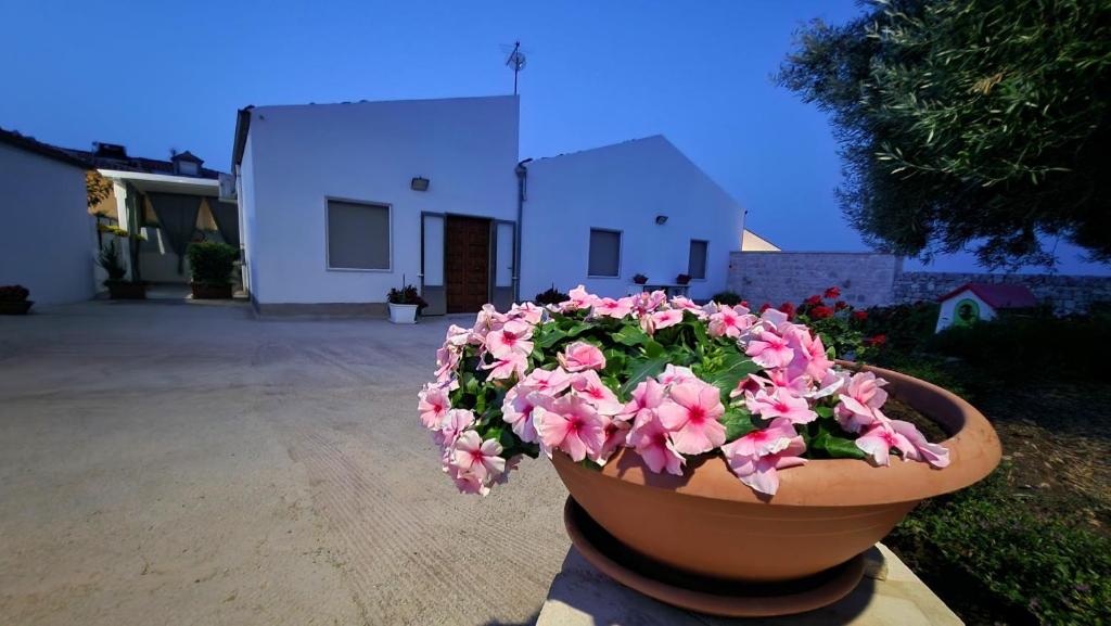 A garden outside Casa vacanza i due ulivi