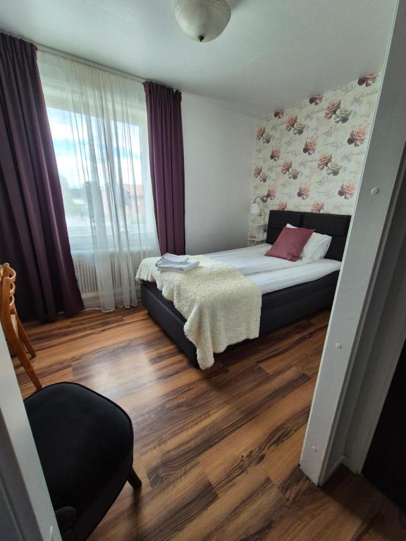 Postel nebo postele na pokoji v ubytování Smålandsstenar hotell