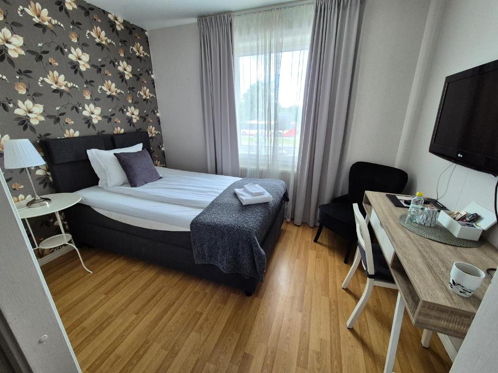 Postel nebo postele na pokoji v ubytování Smålandsstenar hotell