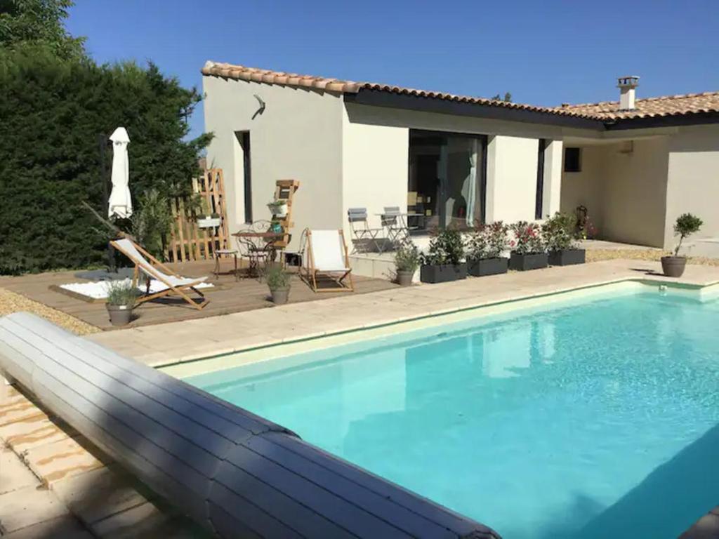 une piscine devant une maison dans l'établissement Studio au pied du Luberon, à Caumont-sur-Durance