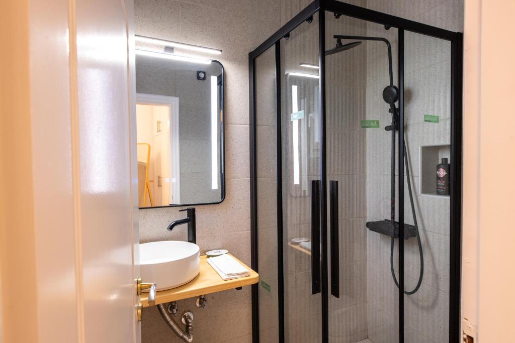 Eden - A Night near Athens Int Arpt - 4