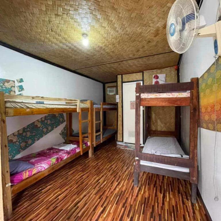 Palanda nebo palandy na pokoji v ubytování Sun Valley Hostel