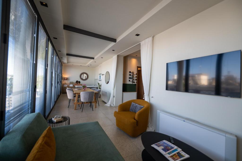 TV a/nebo společenská místnost v ubytování Evripidou 7 - Kalamata Mediterranean Suites