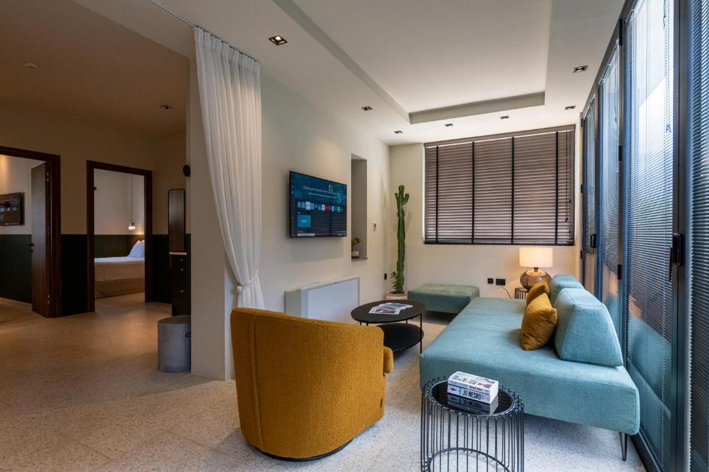 TV a/nebo společenská místnost v ubytování Evripidou 7 - Kalamata Mediterranean Suites