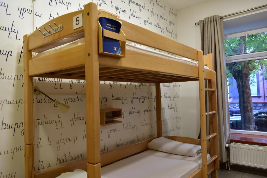 Postel nebo postele na pokoji v ubytování Envoy Hostel & Tours