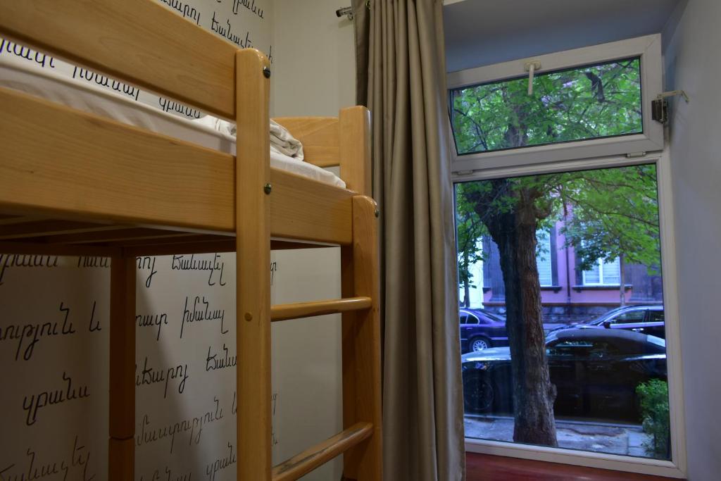 Postel nebo postele na pokoji v ubytování Envoy Hostel & Tours