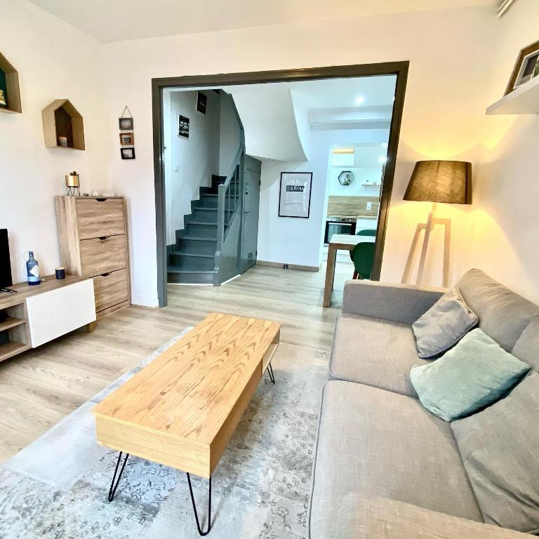 un salon avec un canapé et une table basse dans l'établissement La petite cabane d'Onésime, à Fécamp