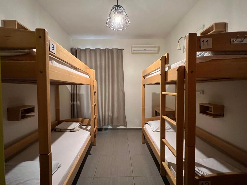 Postel nebo postele na pokoji v ubytování Envoy Hostel & Tours