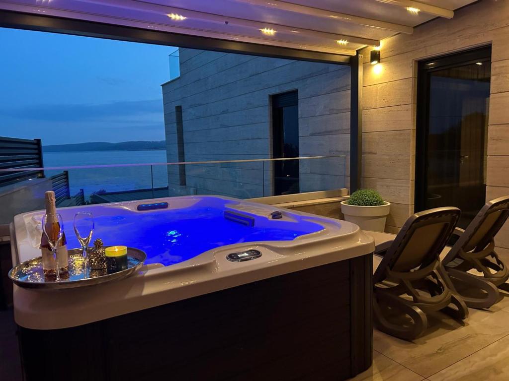 Billede fra billedgalleriet på BEACH FRONT VILLA FRAN - DELUXE SEA VIEW SUITE with private jacuzzi # 3 i Crikvenica