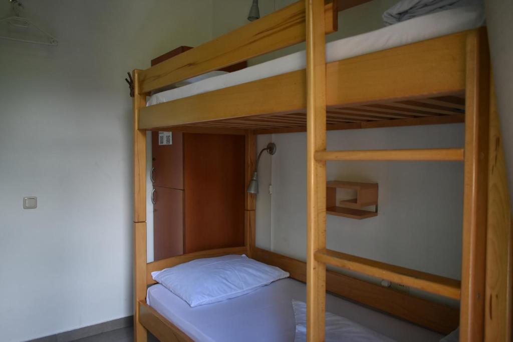 Postel nebo postele na pokoji v ubytování Envoy Hostel & Tours