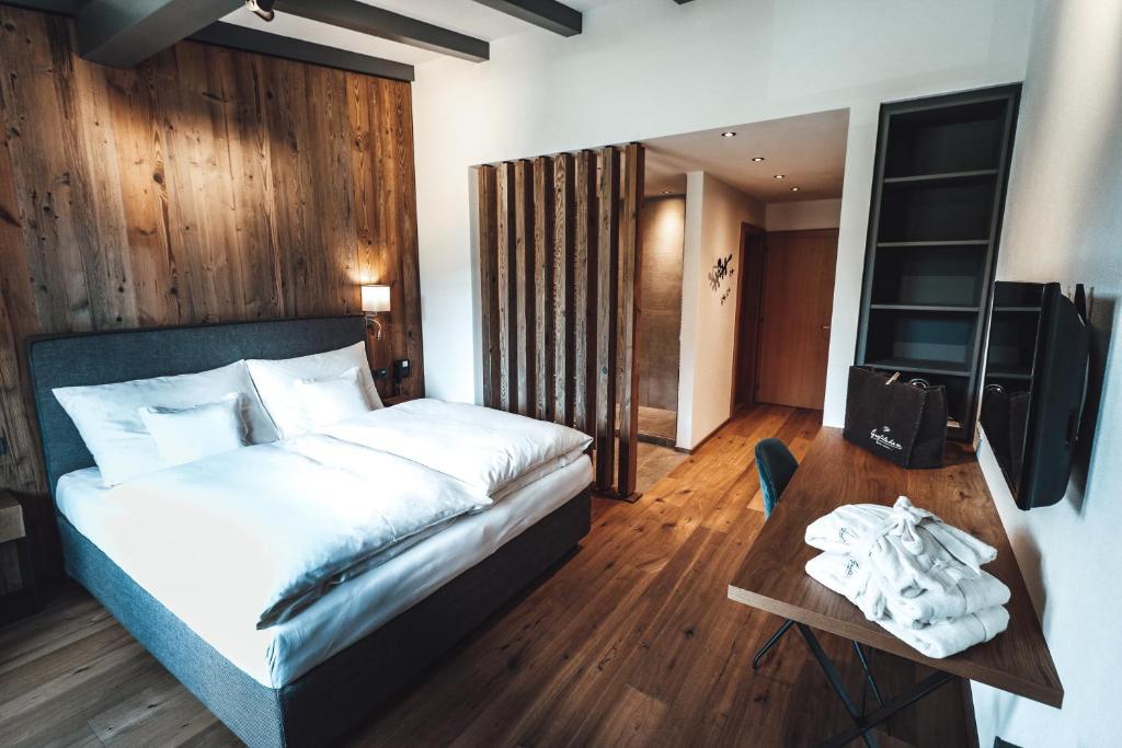 Postel nebo postele na pokoji v ubytování Hotel Chalets Grosslehen
