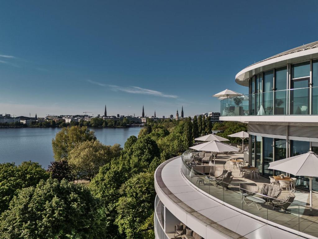 Výhled na řeku, která protéká v blízkosti hotelu
