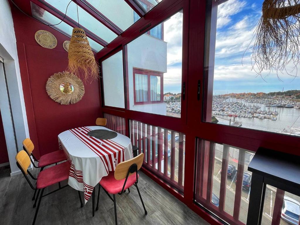 un balcon avec une table et des chaises et une vue sur un port dans l'établissement PORT SUD - T3 en duplex avec vue panoramique sur le port de Capbreton, à Capbreton