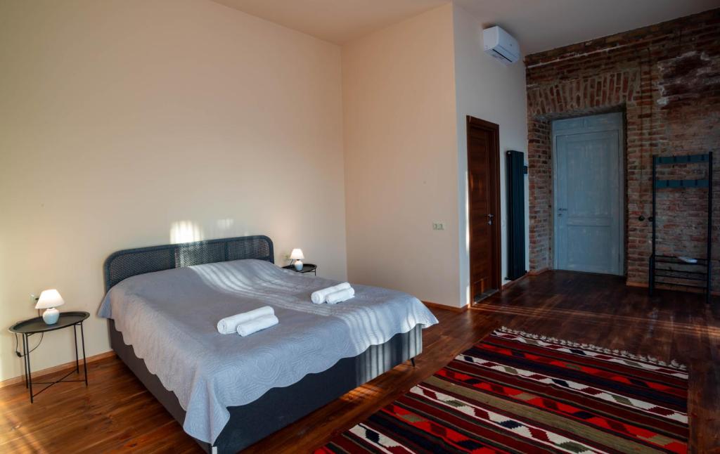 Llit o llits en una habitació de Two&Half Qvevri