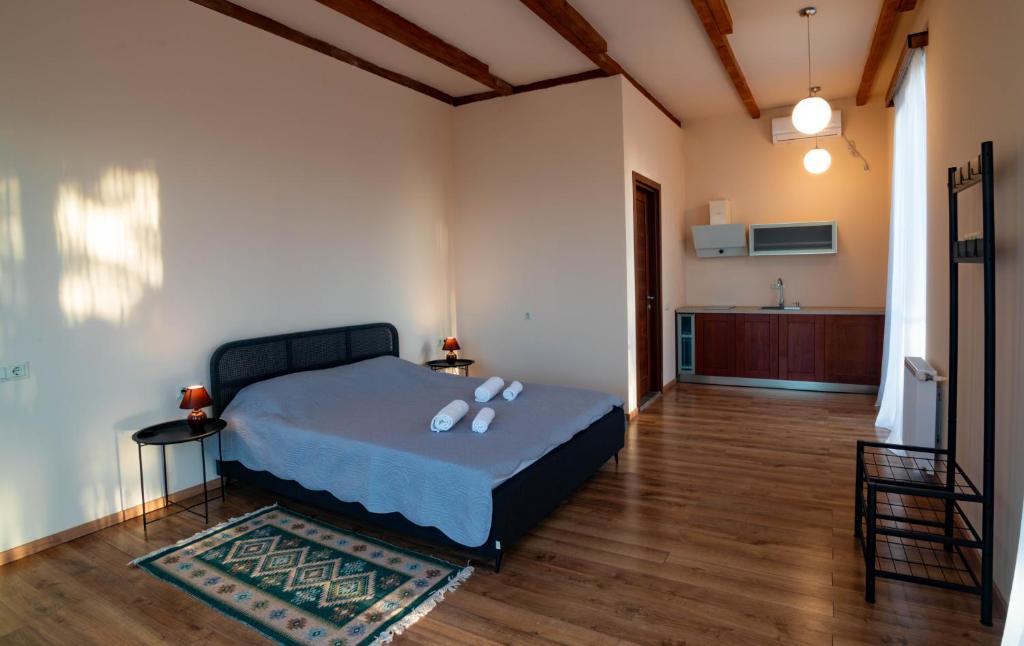 Llit o llits en una habitació de Two&Half Qvevri