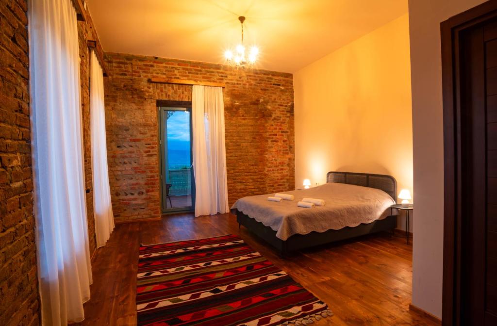 Llit o llits en una habitació de Two&Half Qvevri