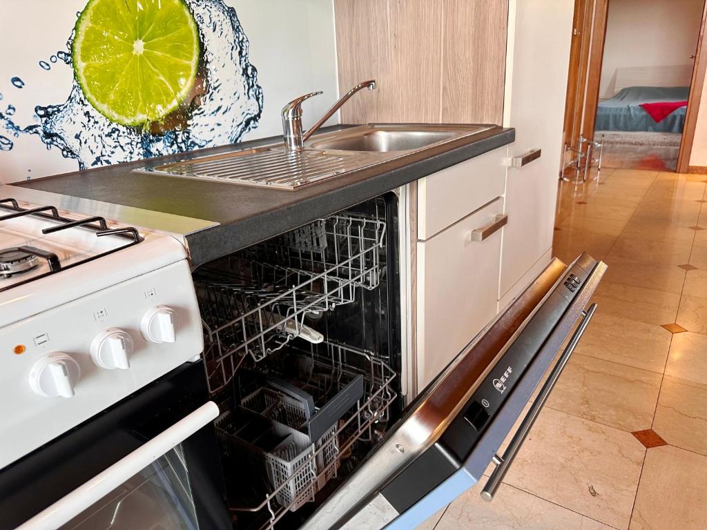 Kuchyň nebo kuchyňský kout v ubytování LOFT GARDASEE